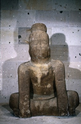 MONUMENTO 1, FIGURA SEDENTE