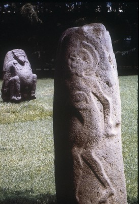 MONUMENTO 1, ESTELA DE FIGURA HUMANA CAMINANDO