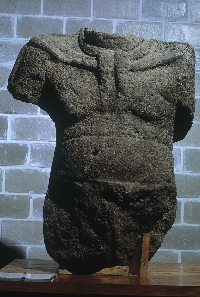 MONUMENTO 6, TORSO