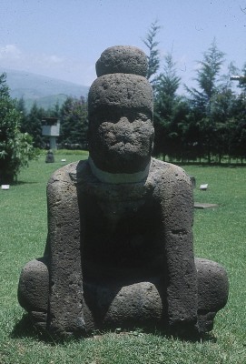 MONUMENTO 1, FIGURA SEDENTE