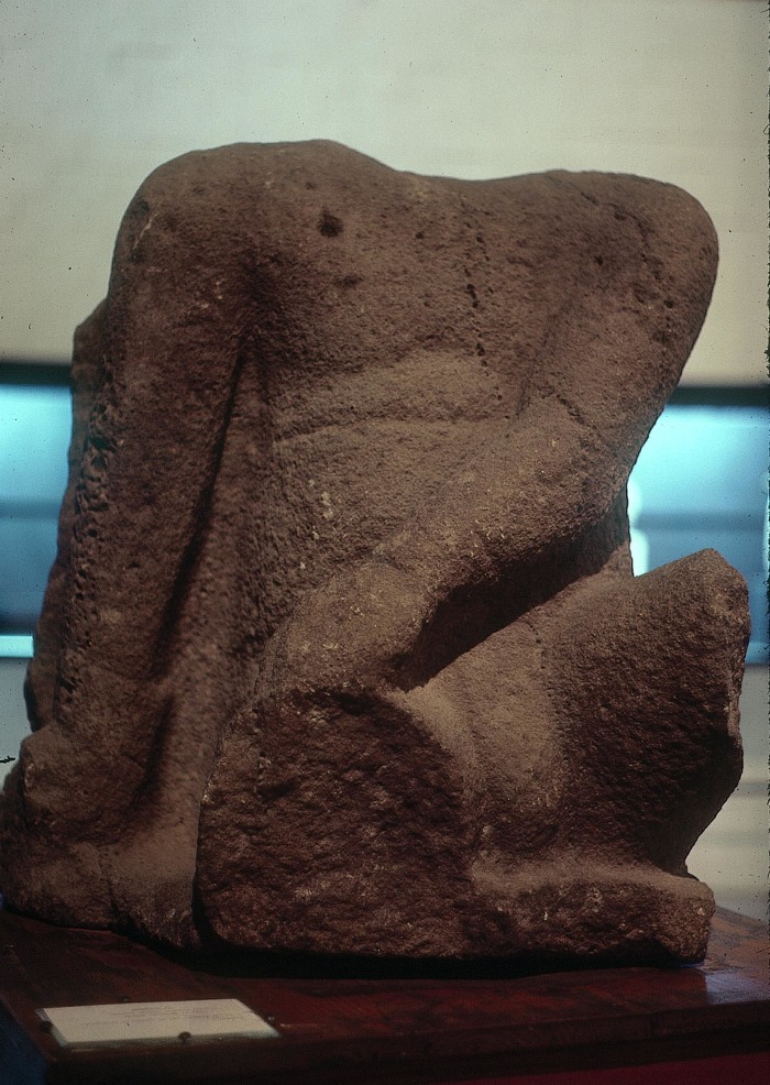 MONUMENTO 11, FIGURA HUMANA SEDENTE