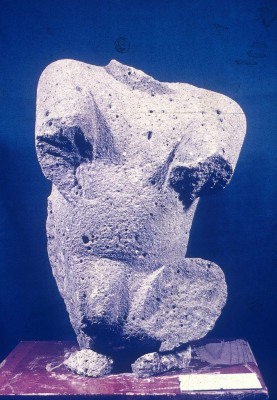 MONUMENTO 3, FIGURA HUMANA SENTADA