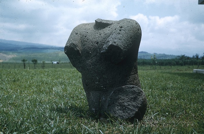 MONUMENTO 3, FIGURA HUMANA SENTADA