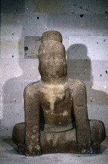 MONUMENTO 1, FIGURA SEDENTE