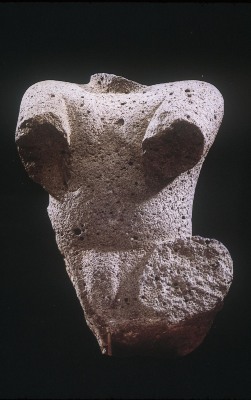 MONUMENTO 3, FIGURA HUMANA SENTADA