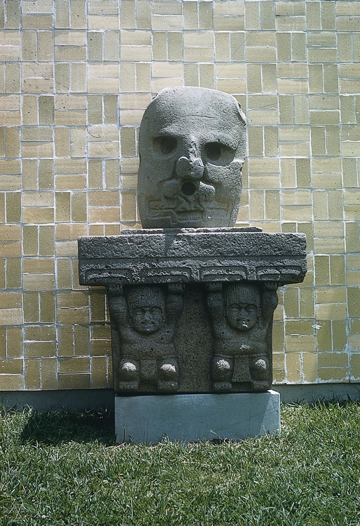MONUMENTO 2, ALTAR CON DOS PEQUEÑAS FIGURAS