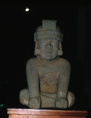 MONUMENTO 1, FIGURA SEDENTE CON TOCADO