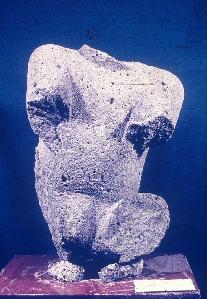 MONUMENTO 3, FIGURA HUMANA SENTADA