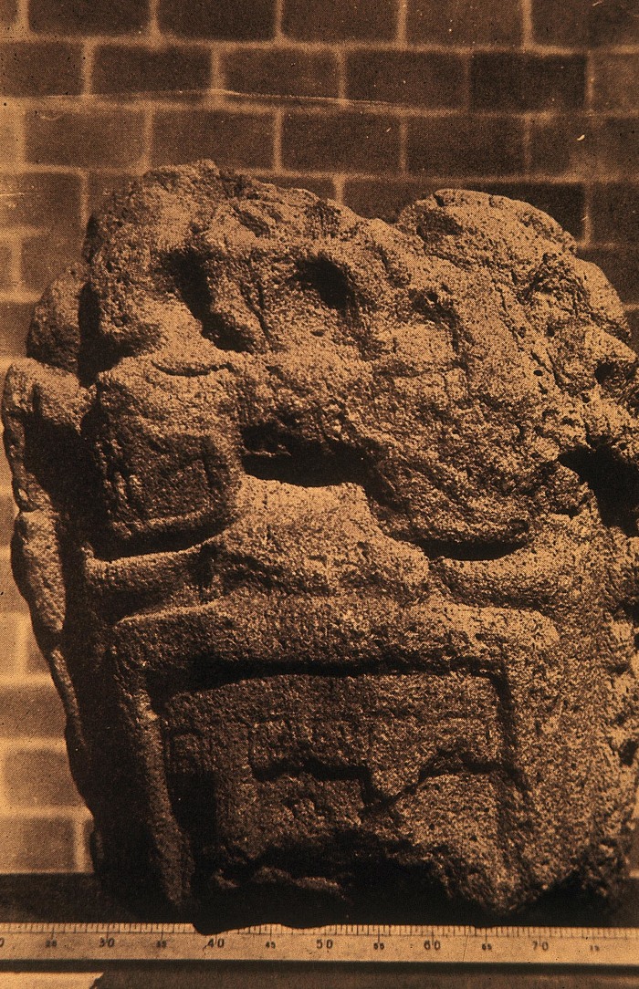 MONUMENTO 2, CABEZA