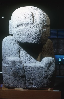 MONUMENTO 8, FIGURA SEDENTE