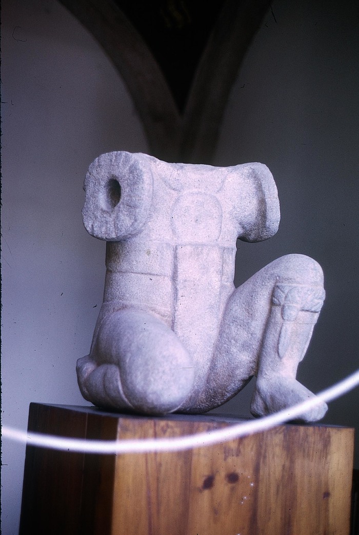 MONUMENTO 34, FIGURA HUMANA ACEFALA ARRODILLADA