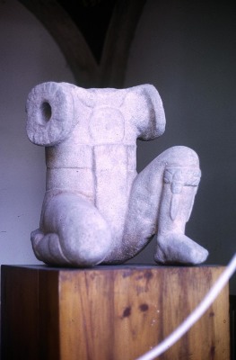 MONUMENTO 34, FIGURA HUMANA ACEFALA ARRODILLADA