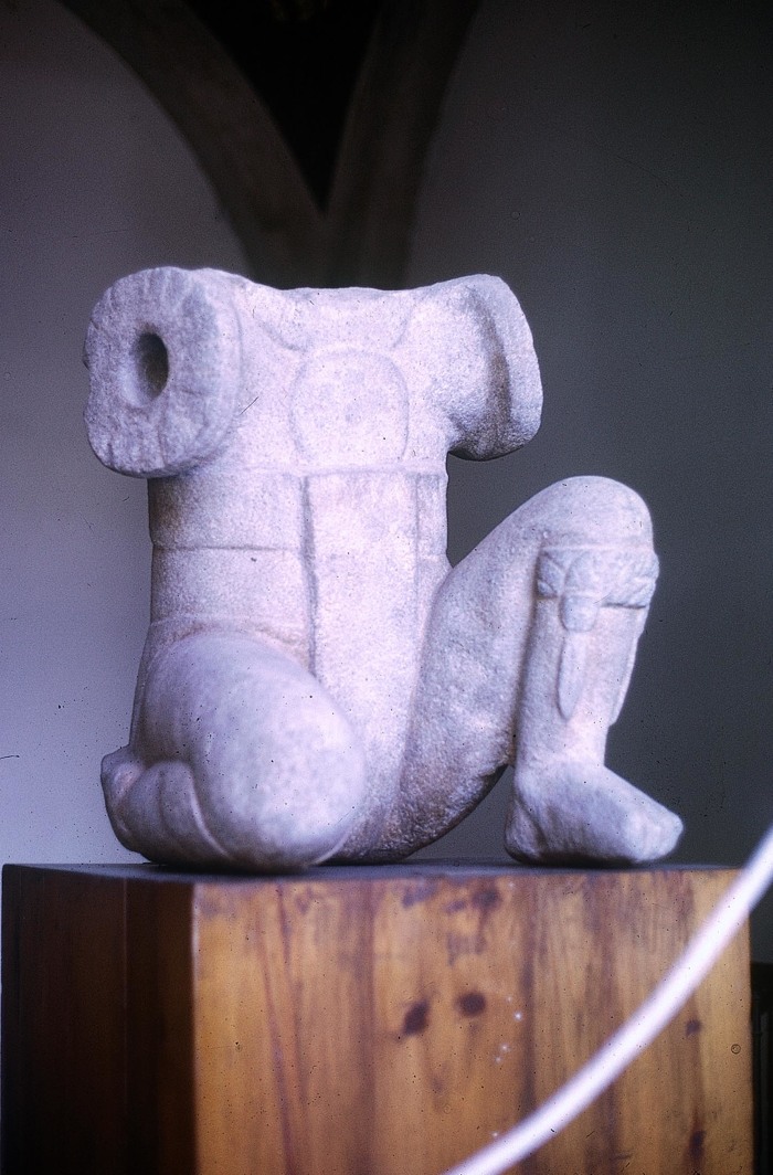MONUMENTO 34, FIGURA HUMANA ACEFALA ARRODILLADA