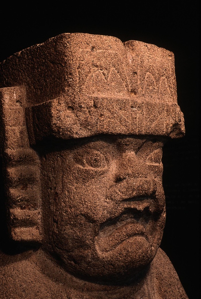 MONUMENTO 52, FIGURA HUMANO-FELINA SEDENTE