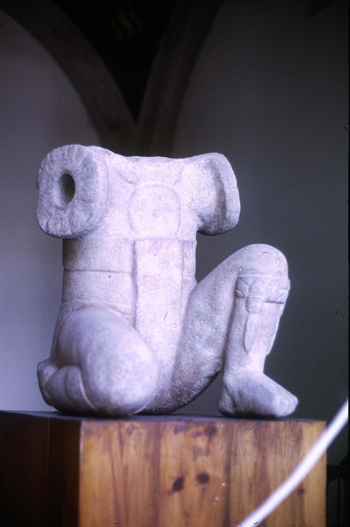 MONUMENTO 34, FIGURA HUMANA ACEFALA ARRODILLADA