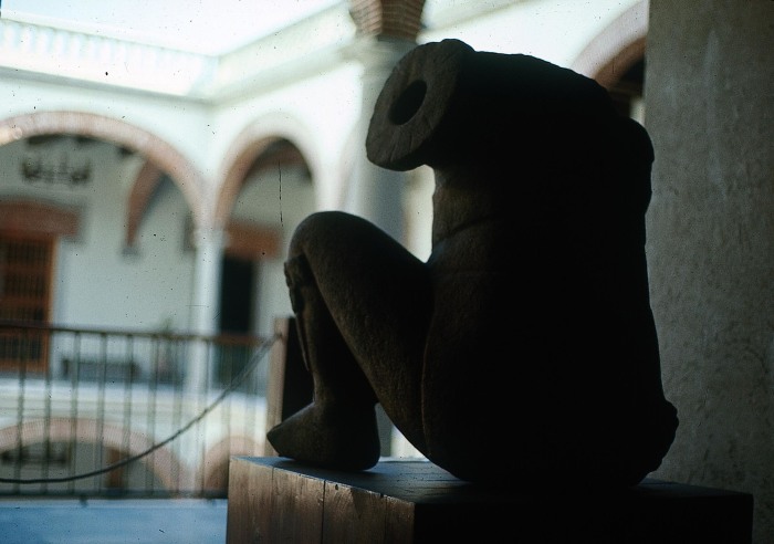 MONUMENTO 34, FIGURA HUMANA ACEFALA ARRODILLADA
