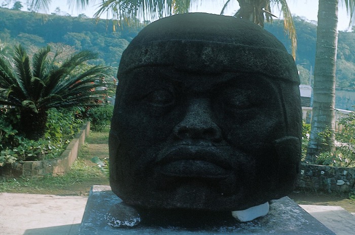 MONUMENTO Q, CABEZA