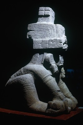 MONUMENTO 1, FIGURA HUMANA SEMIARRODILLADA