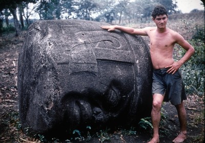 MONUMENTO A, CABEZA