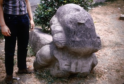 MONUMENTO G, ESPIGA CON CABEZA ECHADA HACIA ATRAS