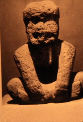 MONUMENTO 10, FIGURA HUMANA SENTADA