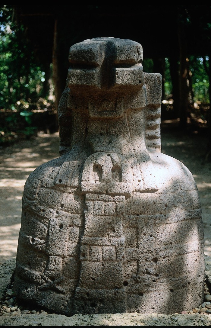 MONUMENTO 77, FIGURA HUMANA SEDENTE