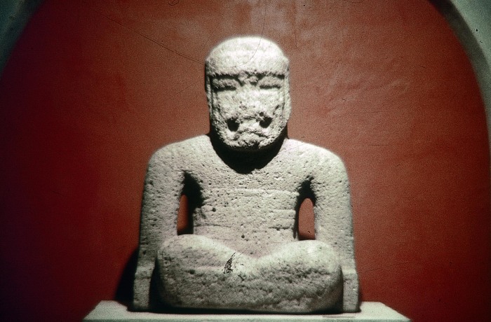 MONUMENTO 9, FIGURA HUMANA SENTADA