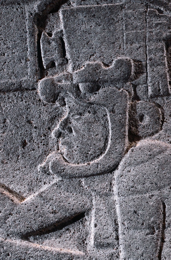 MONUMENTO 19, FIGURA HUMANA CON SERPIENTE