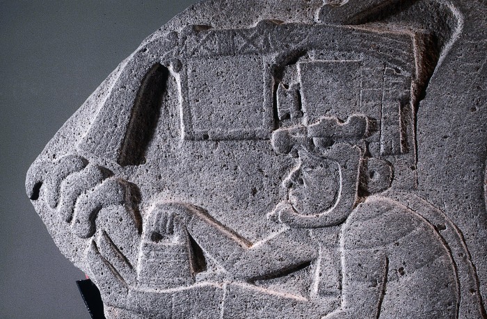 MONUMENTO 19, FIGURA HUMANA CON SERPIENTE