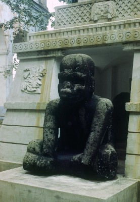 MONUMENTO 8, FIGURA HUMANA SENTADA