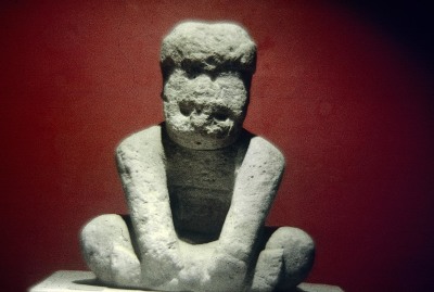 MONUMENTO 10, FIGURA HUMANA SENTADA