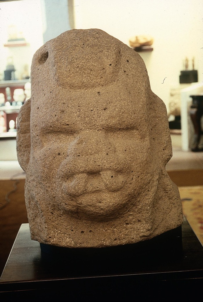 CABEZA OLMECA CON MASCARA