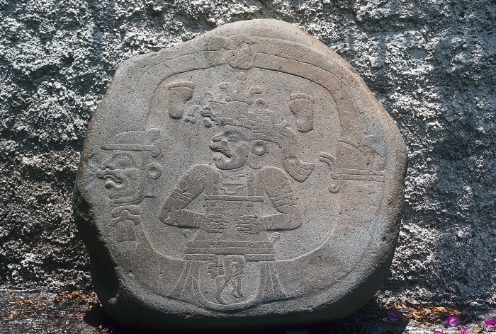PIEDRA CIRCULAR CON RELIEVES