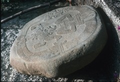 PIEDRA CIRCULAR CON RELIEVES