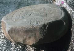 PIEDRA CIRCULAR CON RELIEVES