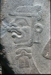 PIEDRA CIRCULAR CON RELIEVES