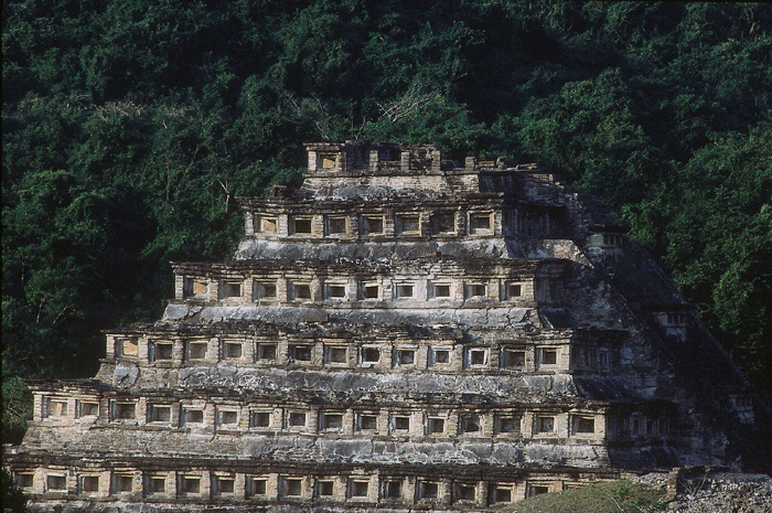 PIRAMIDE DE LOS NICHOS
