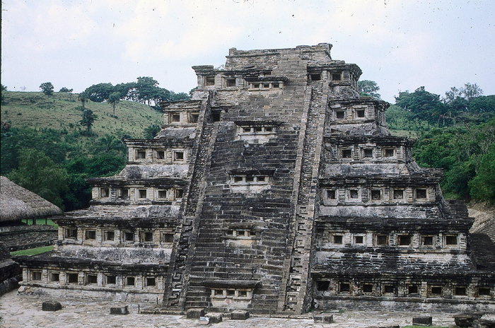 PIRAMIDE DE LOS NICHOS