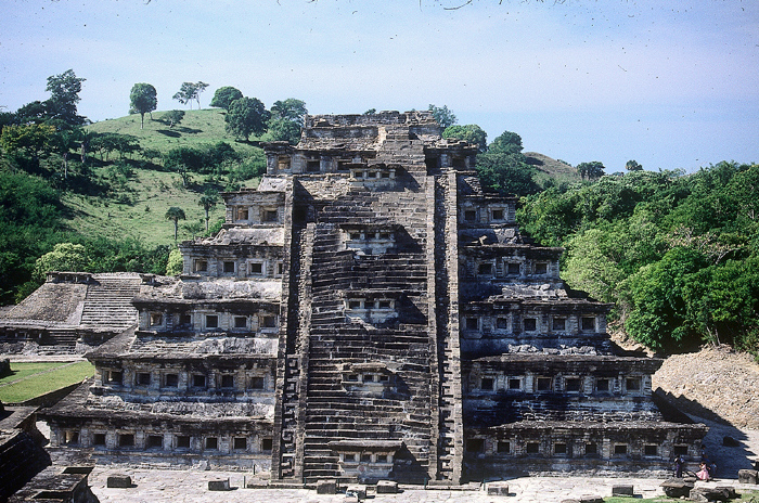 PIRAMIDE DE LOS NICHOS