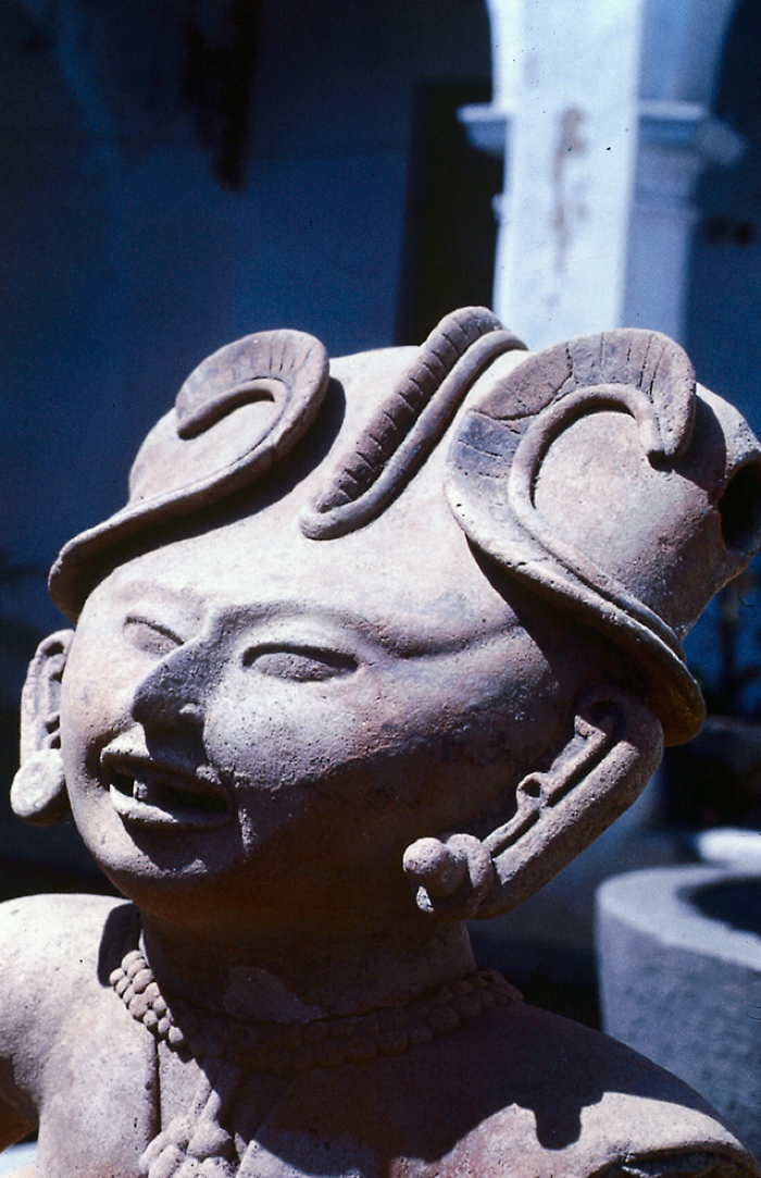 FIGURA SONRIENTE MASCULINA