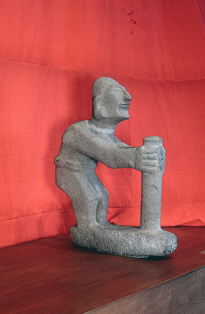 ESCULTURA ANTROPOMORFA MASCULINA
