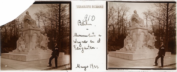 Artemio de Valle Arizpe frente al Monumento a Richard Wagner en el Tiergarten, Berlín