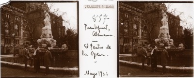 Artemio de Valle Arizpe y dos personas más a lado de una fuente ubicada en Teatro de la Opera en Frankfurt