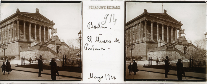 Artemio de Valle Arizpe frente a la Antigua Galería Nacional de Berlín