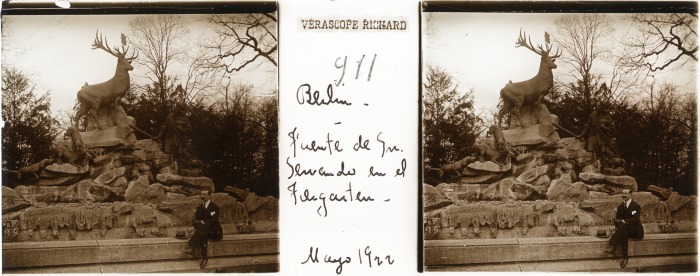 Artemio de Valle Arizpe sentado en la fuente de San Servando en el Tiergarden, Berlín