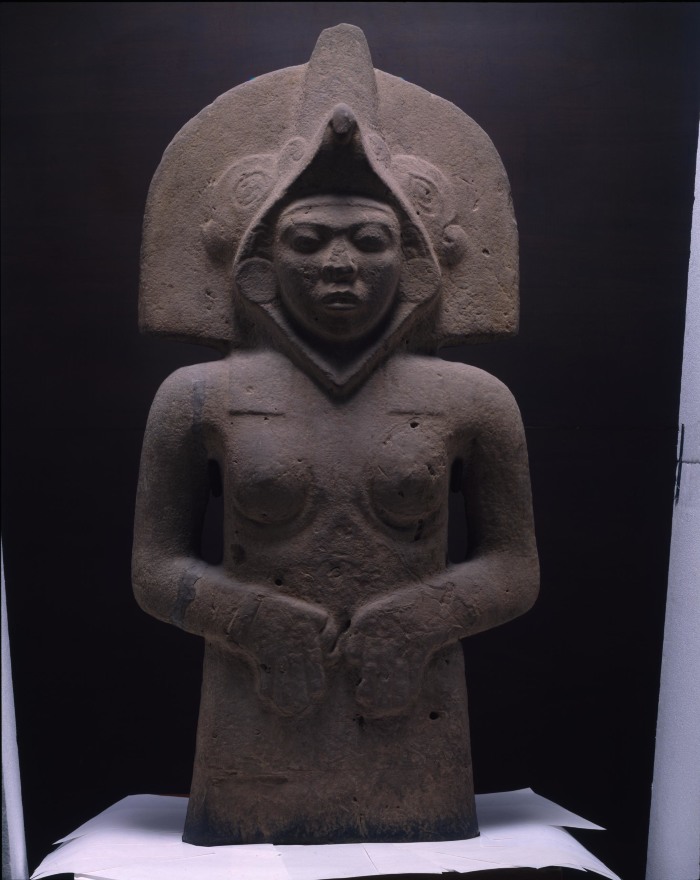 Escultura de mujer con tocado con forma de ave