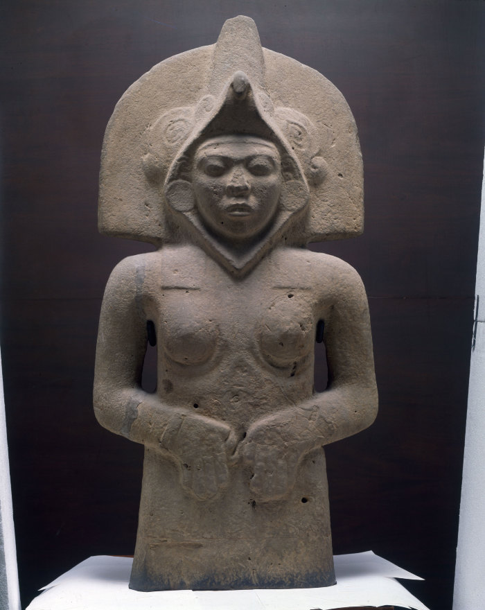 Escultura de mujer con tocado con forma de ave