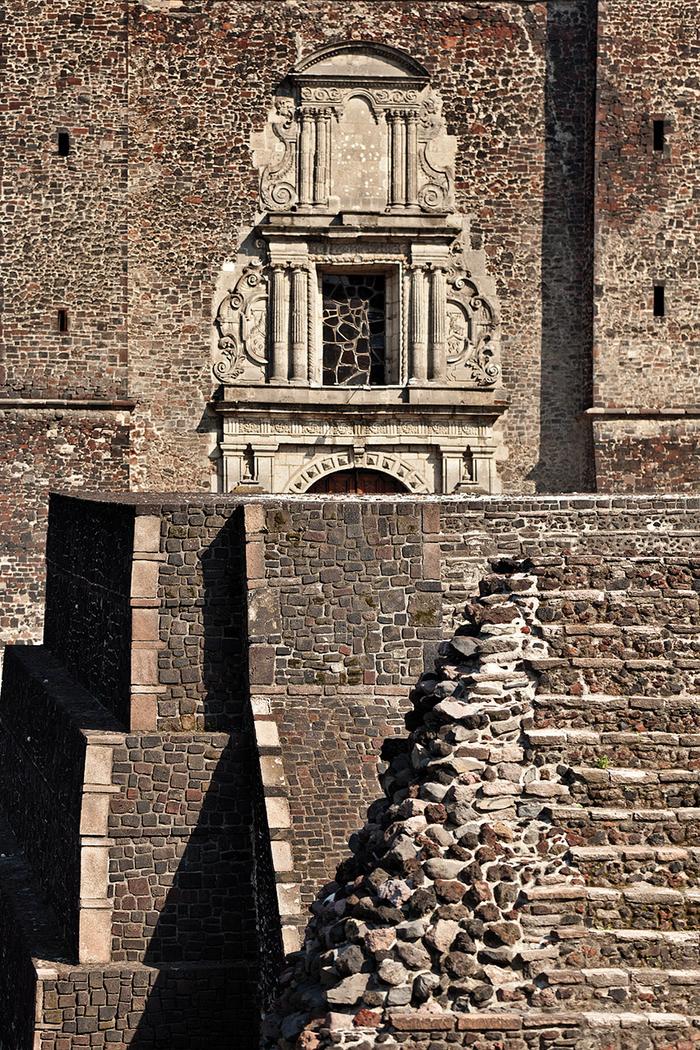 Fachadas principales del templo mayor de Tlatelolco y la Parroquia de Santiago Apóstol de Tlatelolco