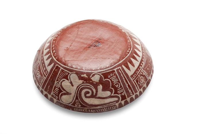 Cajete con decoración de caracoles cortados y diseños geométricos