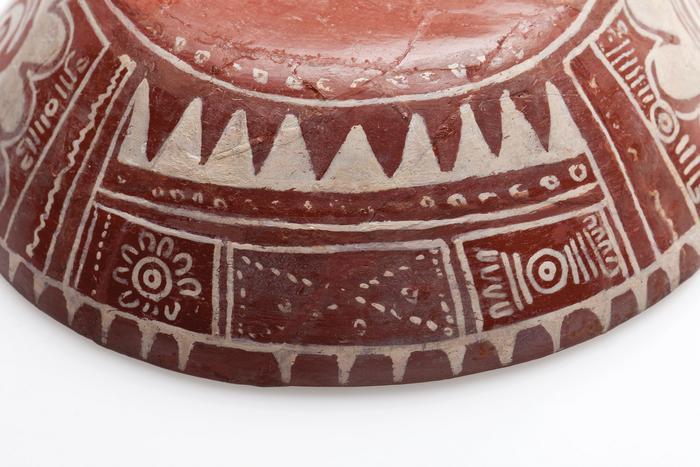 Detalle de cajete con decoración de caracoles cortados y diseños geométricos